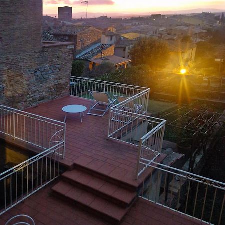 Appartamento Le Palme Con Terrazze In Centro Сан-Джиминьяно Экстерьер фото